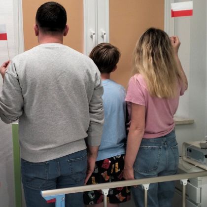 grupa śpiewająca hymn