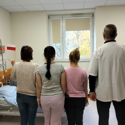 grupa śpiewająca hymn