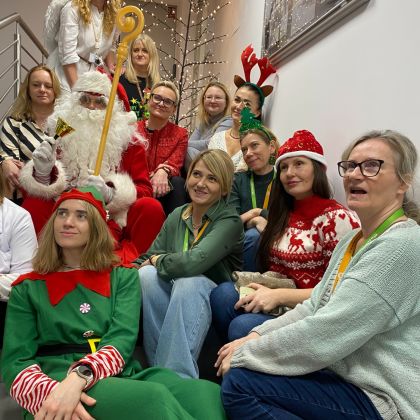 zdjęcie grupowe z mikołajem