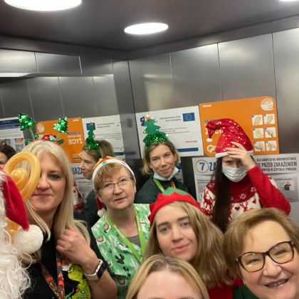 zdjęcie grupowe z mikołajem