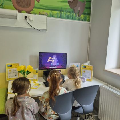 dzieci wykonujące prace plastyczne dzieci wykonujące prace plastyczne