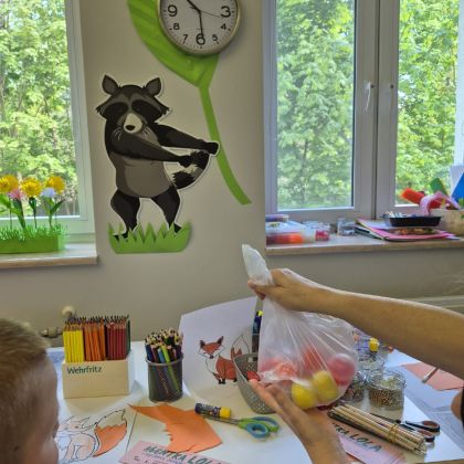 dzieci wykonujące prace plastyczne dzieci wykonujące prace plastyczne